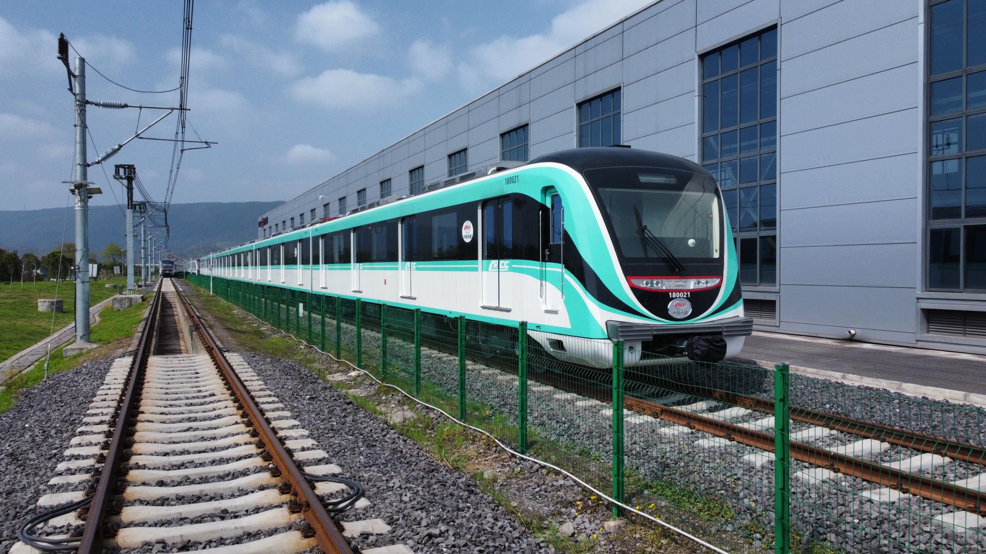 圖四：重慶機電集團參股企業(yè)重慶中車長客生產(chǎn)的重慶軌道交通18號線首列電客車進入大批量生產(chǎn)階段。.jpg